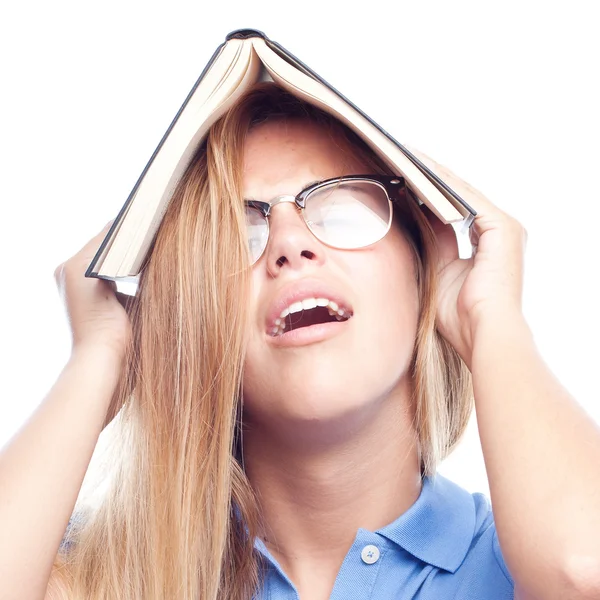 Cool jongedame saai met een boek — Stockfoto