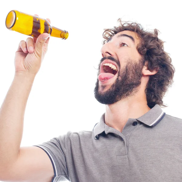 Jovem louco bebendo cerveja — Fotografia de Stock