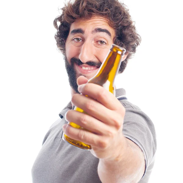 Jovem louco oferecendo uma cerveja — Fotografia de Stock