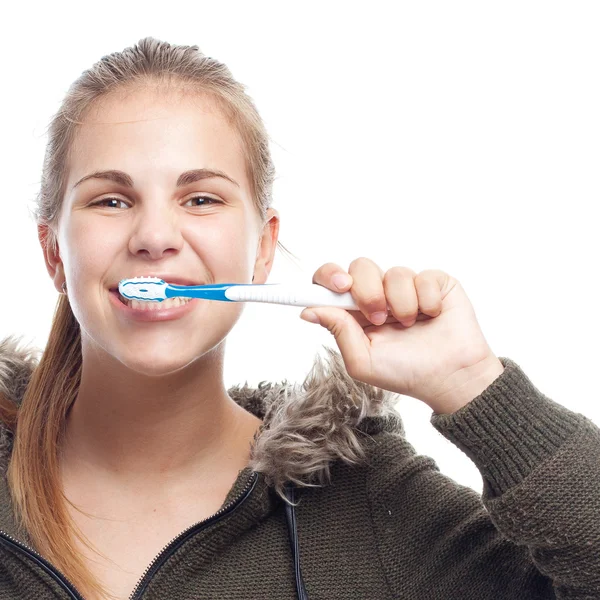 Cool jongedame haar tanden poetsen — Stockfoto