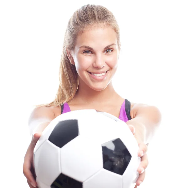 Jeune femme cool offrant ballon de football — Photo