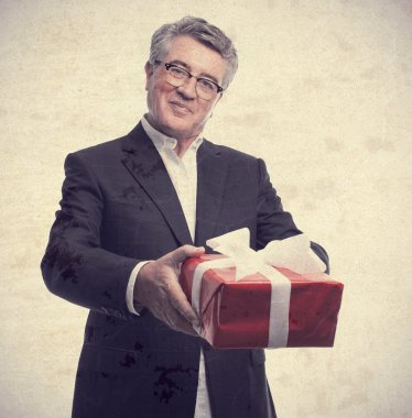 bir hediye ile üst düzey cool adam