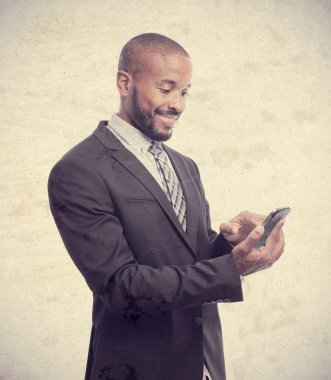 Genç serin değmek perde telefon ile siyah adam