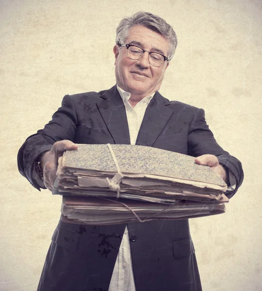 Senior cool man erbjuder papper — Stockfoto