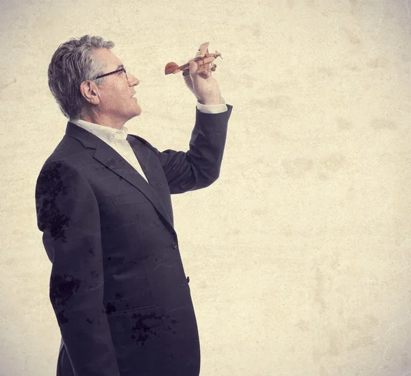 Senior cool hombre con un avión de madera — Foto de Stock