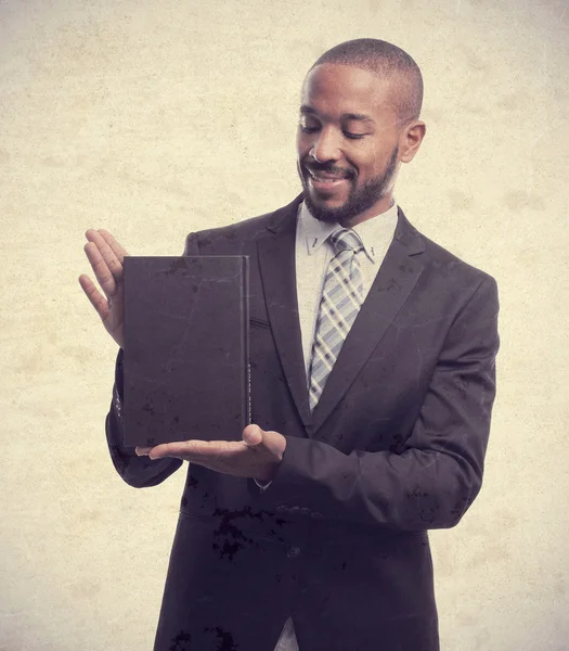 Jeune homme noir cool avec un livre — Photo