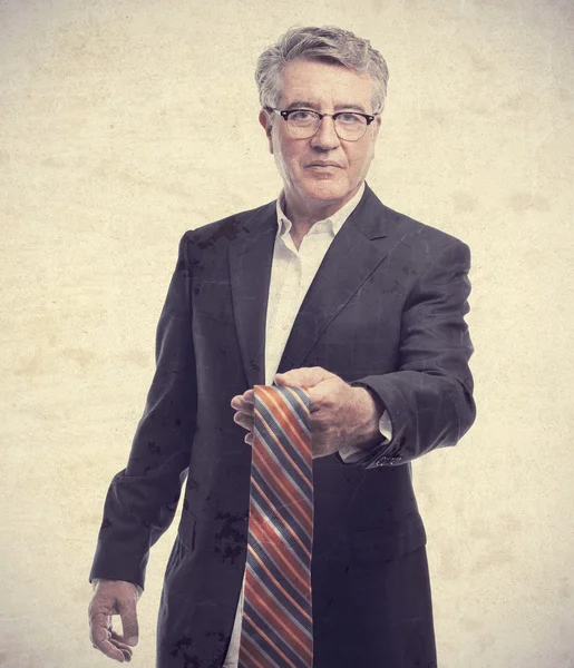 Старший классный мужчина предлагает галстук — стоковое фото