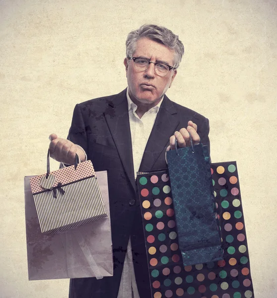 Senior cool uomo con borse della spesa — Foto Stock