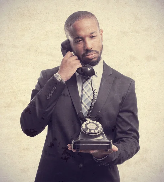 Молодой крутой чернокожий мужчина скучает по телефону — стоковое фото
