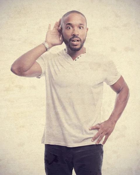 Joven fresco negro hombre tratando de escuchar — Foto de Stock