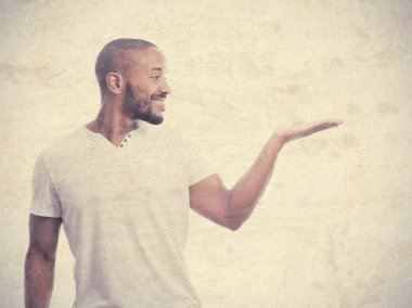 Genç serin siyah adam işareti göster