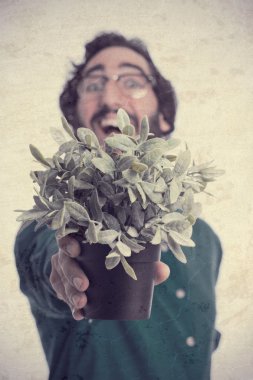 Genç adam bir bitki ile serin