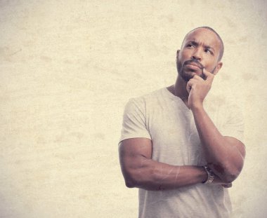 Genç serin siyah adam şüphe