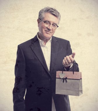 bir alışveriş çantası ile üst düzey cool adam