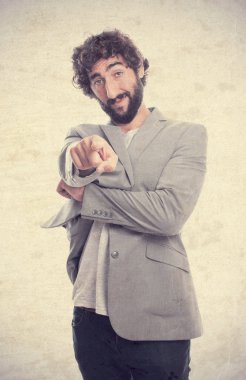 İşaret eden genç deli adam