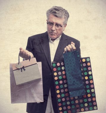 Alışveriş torbaları ile üst düzey cool adam