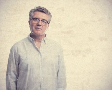 üst düzey cool adam kendine güvenen poz