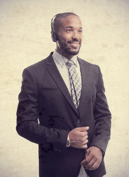 Joven fresco negro hombre con teléfonos — Foto de Stock