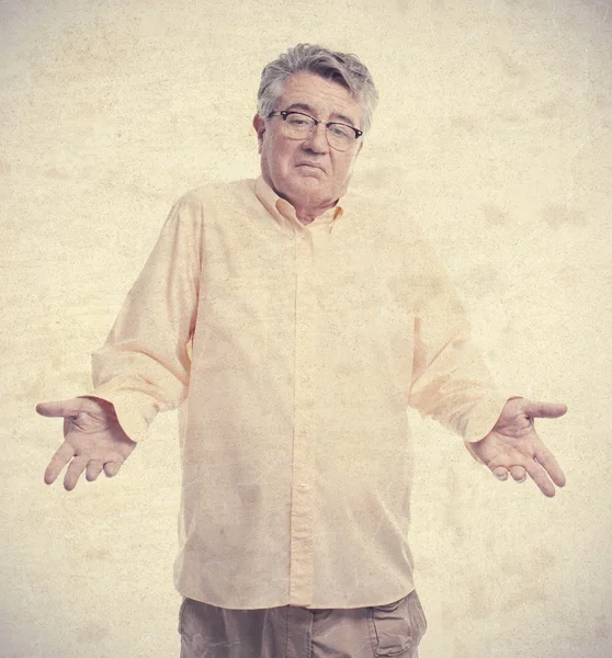 Senior onhartelijk mens verward pose — Stockfoto