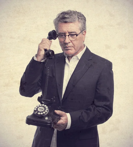Alto hombre fresco con un teléfono — Foto de Stock