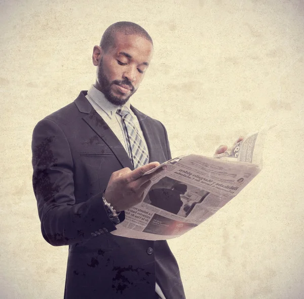 Super černé mladík čtení zprávy — Stock fotografie
