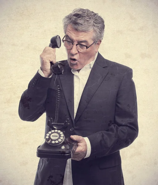 Senior cool man schreeuwen op telefoon — Stockfoto