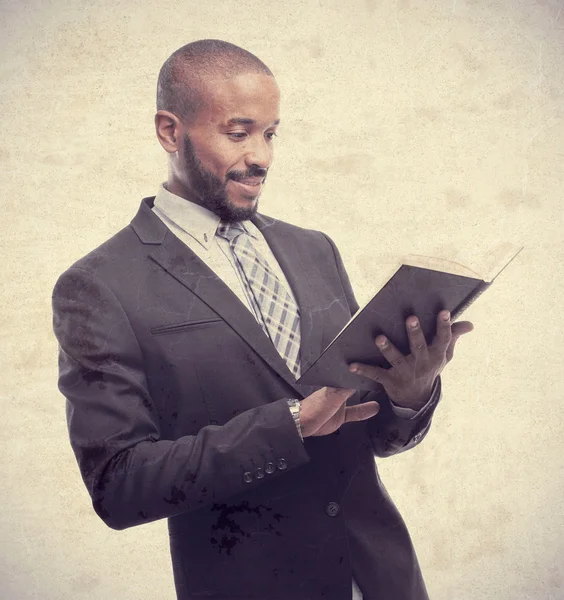 Молодой крутой чернокожий человек с книгой — стоковое фото