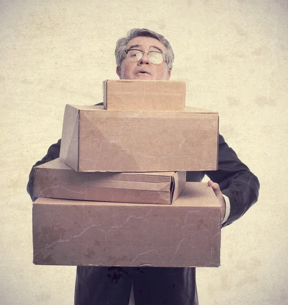 Homem legal sênior com caixas — Fotografia de Stock