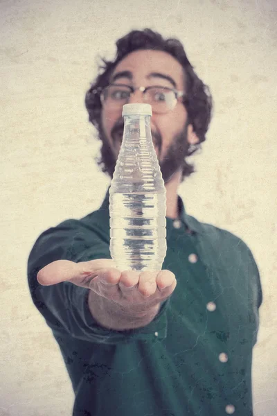 Jeune homme cool avec bouteille d'eau — Photo