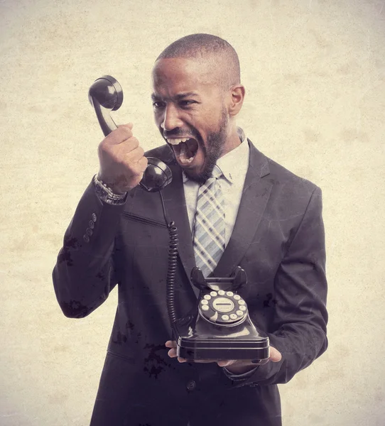 Jovem legal preto homem gritando no telefone — Fotografia de Stock