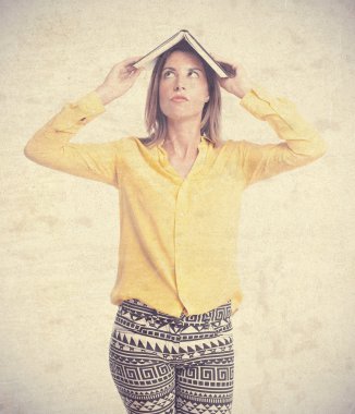 Bir kitapla genç güzel kadın