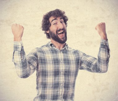 Genç adam kutluyor.