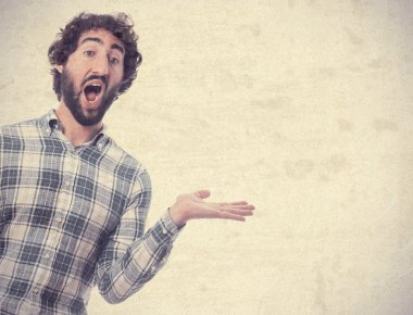 genç adam şaşırmış ve gösteri jest