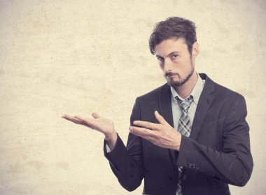 Genç çılgın işadamı gösteren jest