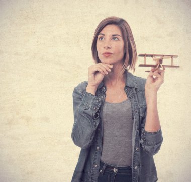 Ahşap bir uçak olan güzel kadın