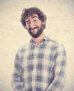 Genç adam göz kırpıyor.