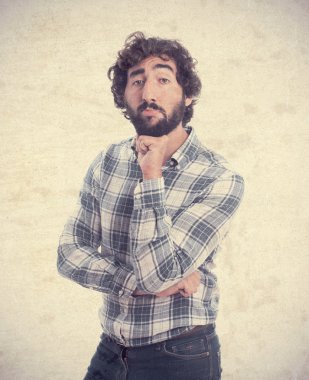 Genç adam dikkat ediyor.