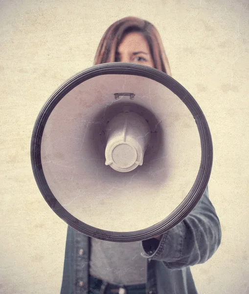 Joven cool mujer con un megáfono — Foto de Stock