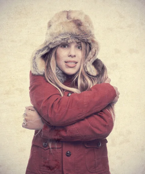 Νεαρή γυναίκα δροσερό κρύο σημάδι — Φωτογραφία Αρχείου