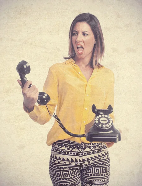 Ung cool kvinna talar på telefon — Stockfoto