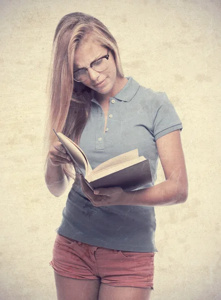 Bir kitapla genç güzel kadın — Stok fotoğraf