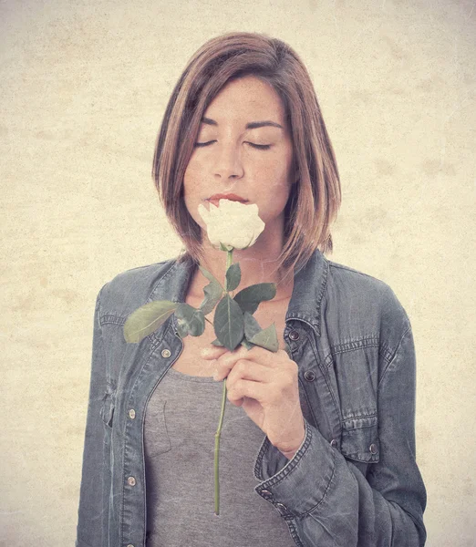 Joven cool mujer con blanco rosa — Foto de Stock