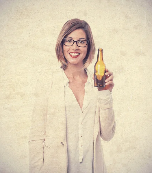 Joven cool mujer tomando una cerveza — Foto de Stock