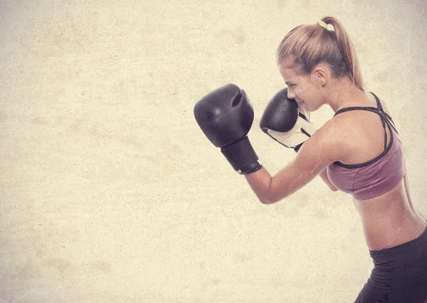 Ung cool kvinna boxning — Stockfoto