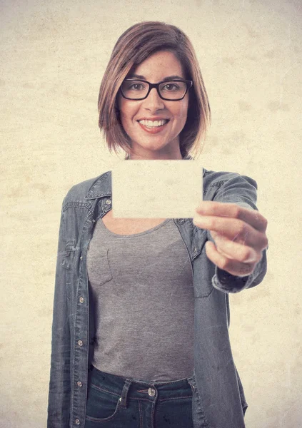 Jeune femme cool avec carte de nom — Photo