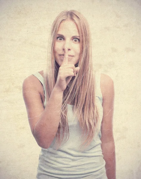 Young cool kvinna tystnad tecken — Stockfoto