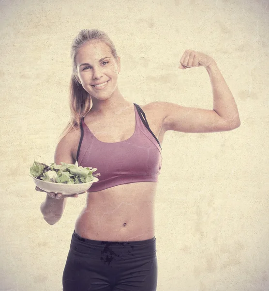 Jonge cool vrouw met een salade — Stockfoto