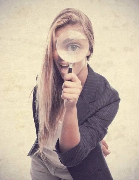 Jeune femme cool avec une loupe à l'œil — Photo