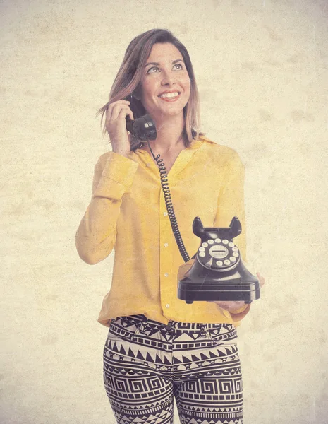 Jovem mulher legal falando no telefone — Fotografia de Stock