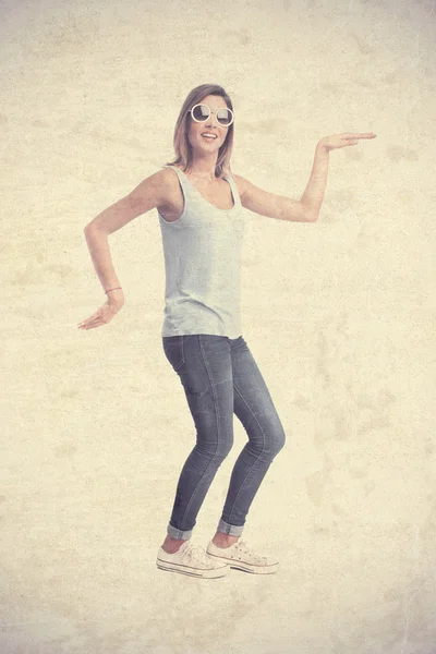 Joven mujer bailando fresco —  Fotos de Stock